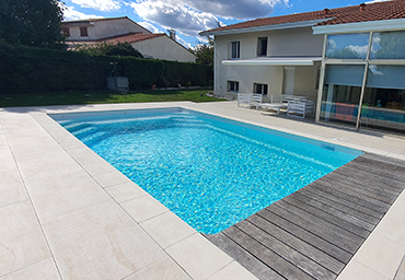 Piscine MOTU 9 Plus 8,80 m x 4,12 m - fond plat 1,50 m avec volet immergé