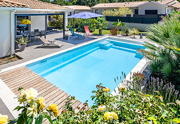 Piscine RANGIROA PLUS • 8,80 m x 4,12 m - fond plat 1,50 m avec volet immergé