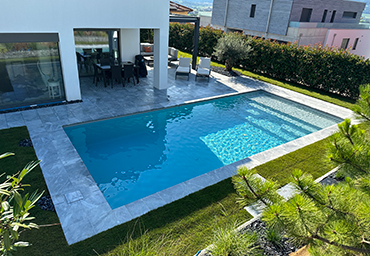 Piscine AKOYA 8 Ultra • 8,50 m x 3,90 m - fond plat 1,50 m avec volet immergé invisible sous la plage