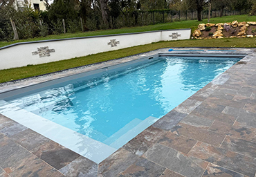 Piscine rénovée avec plage en pierre à La Celle-sur-Morin